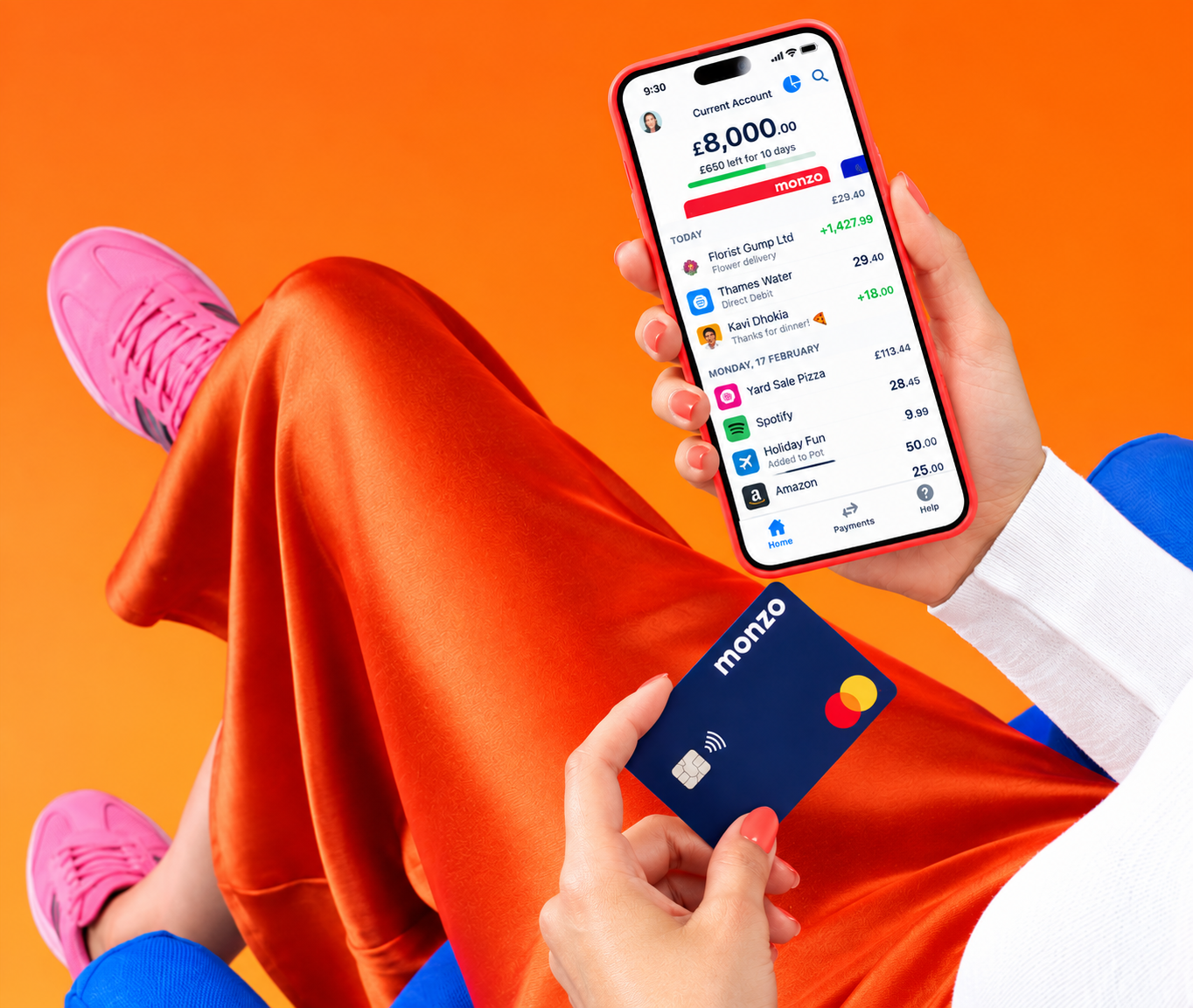 Cliente utilisant l’application MONZO avec sa carte bancaire
