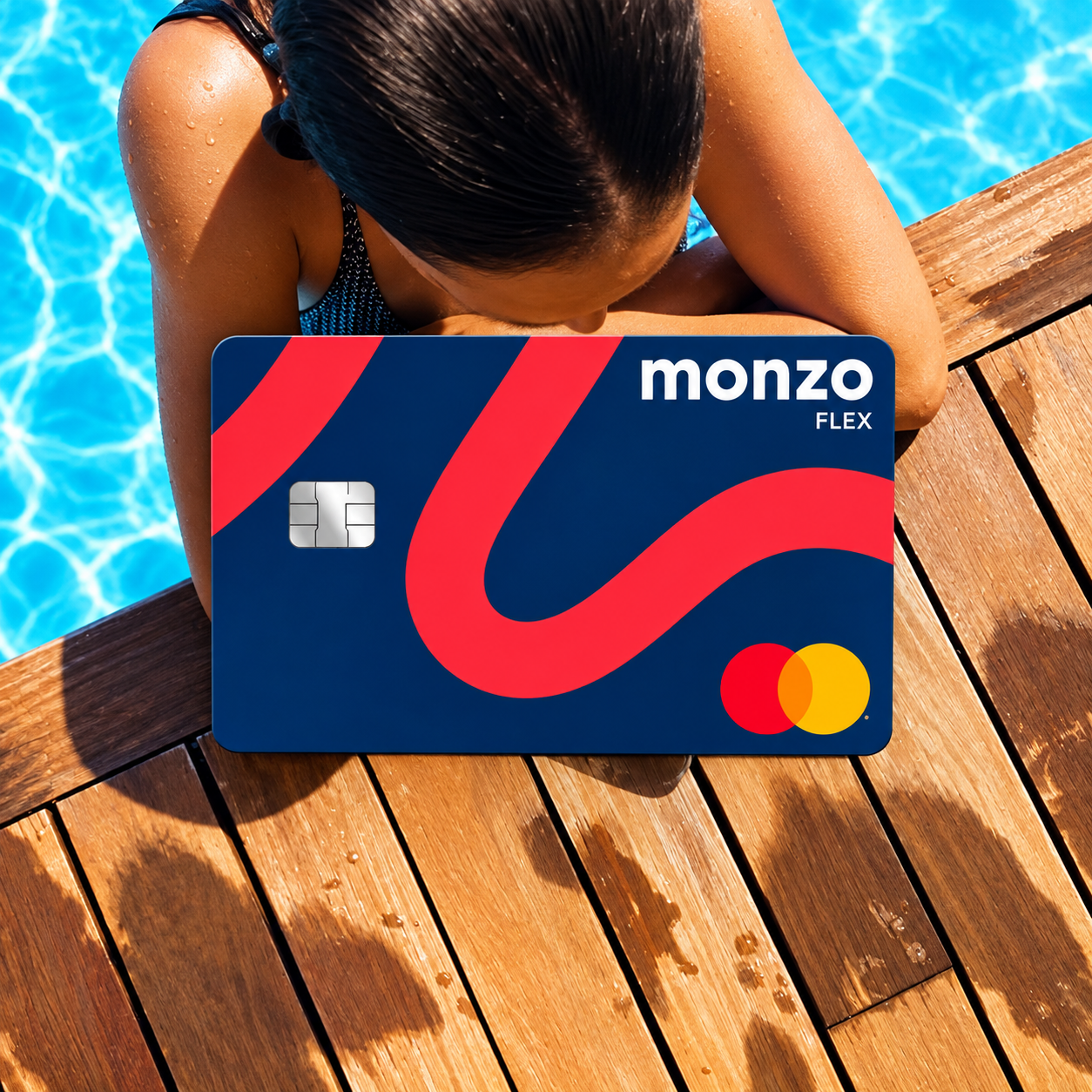 Carte MONZO Flex bleue et corail au bord d’une piscine